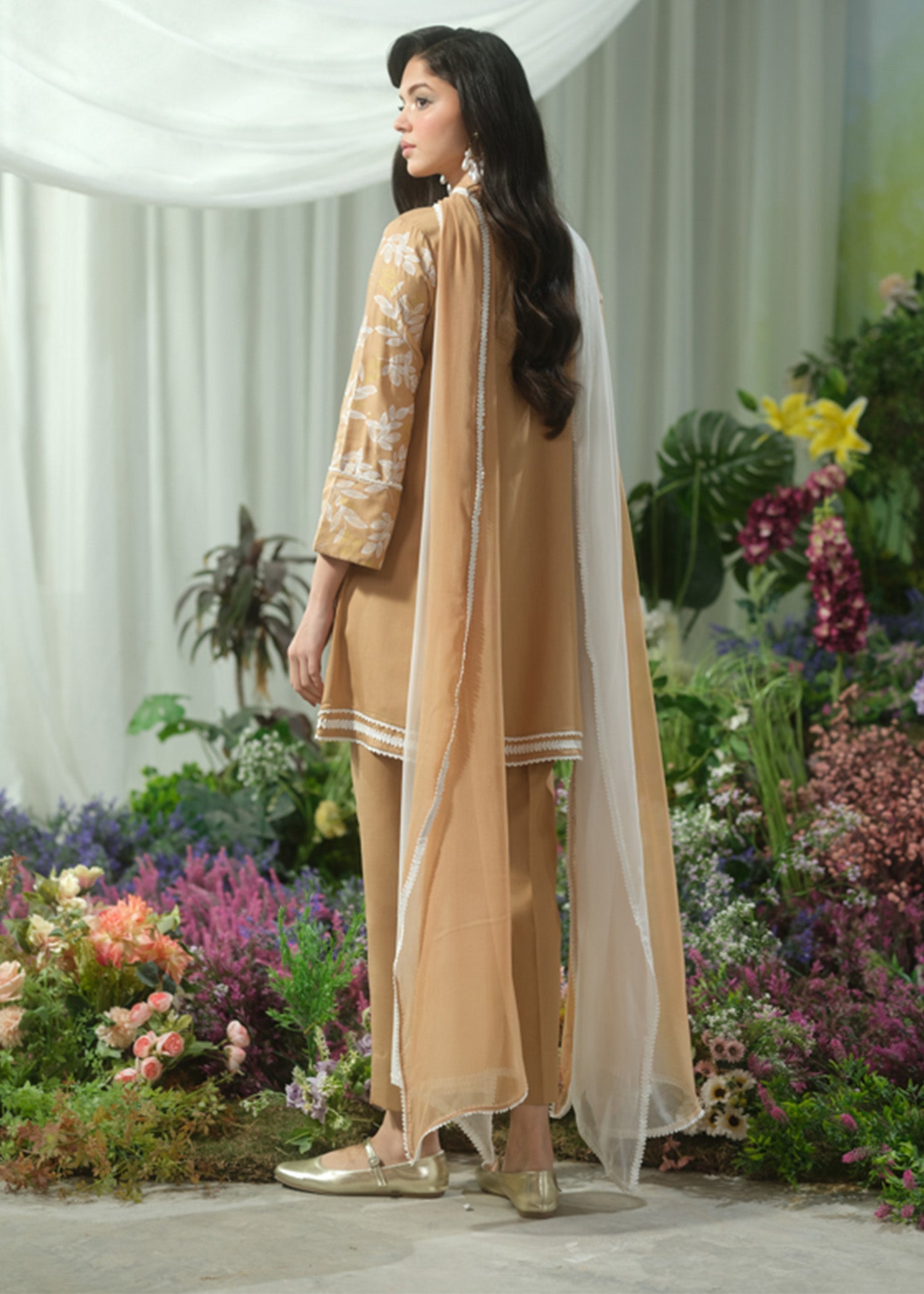 Daisy Fields - Basics by Mahum Asad