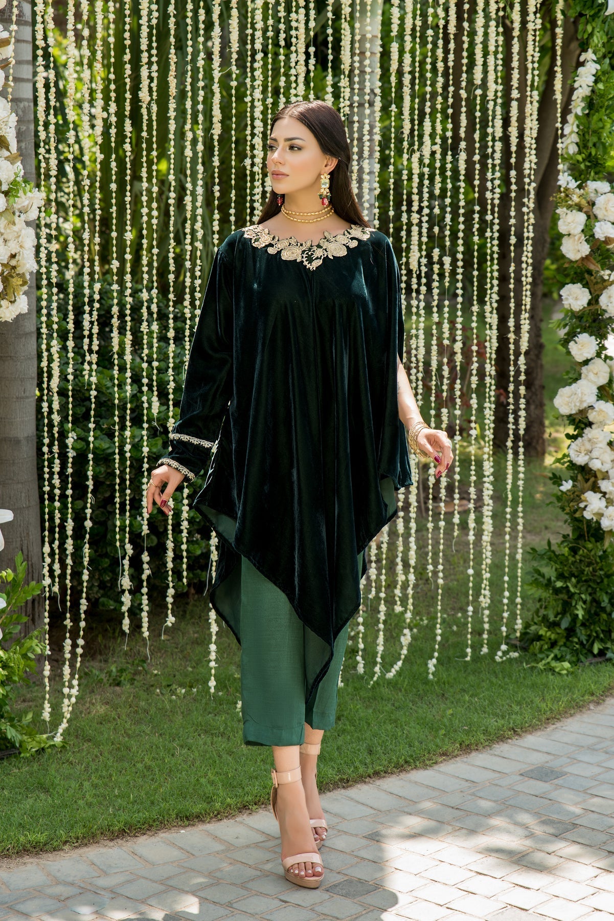 EMERALD CAPE - Elaheh Velvet'22 by Nayaa's