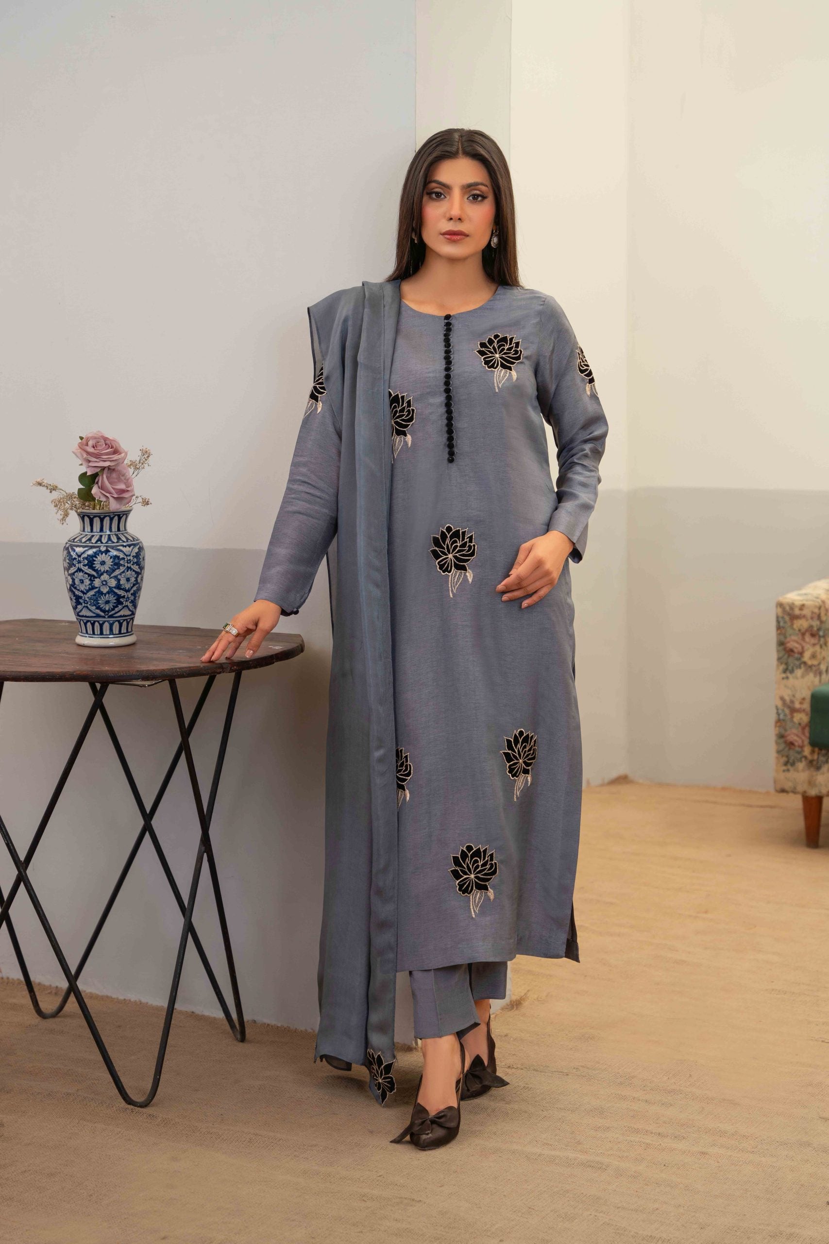 Reine - Louise by Hadia Batool