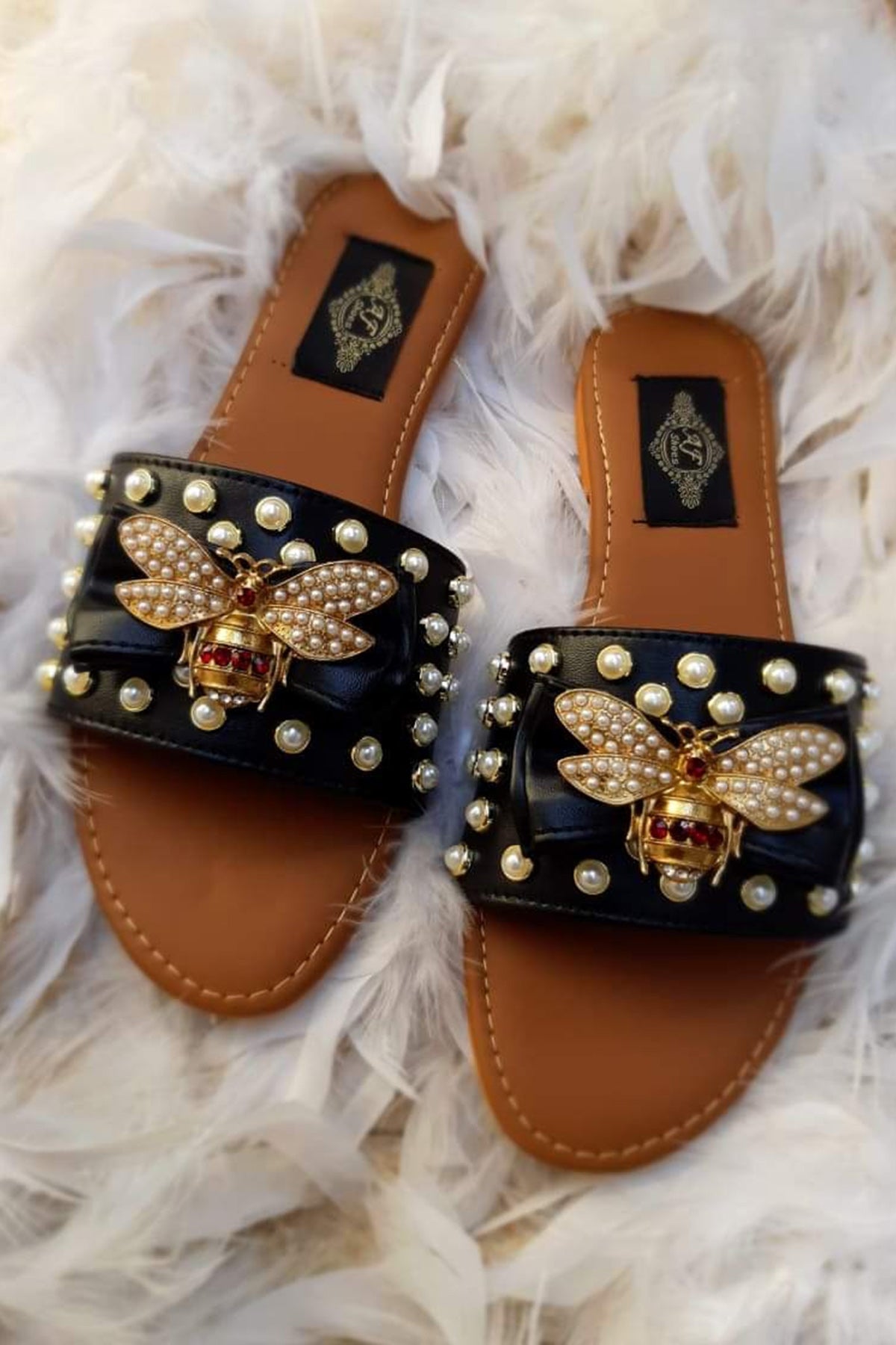 Black Bee Slides - Anabia Fabiha