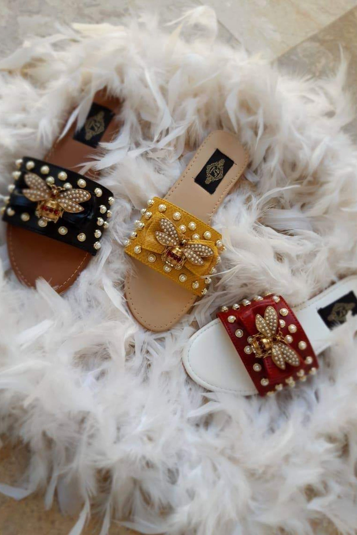 Black Bee Slides - Anabia Fabiha